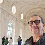 Laureato in storia dell'arte impartisce a studenti di tutte le classi lezioni inerenti la disciplina